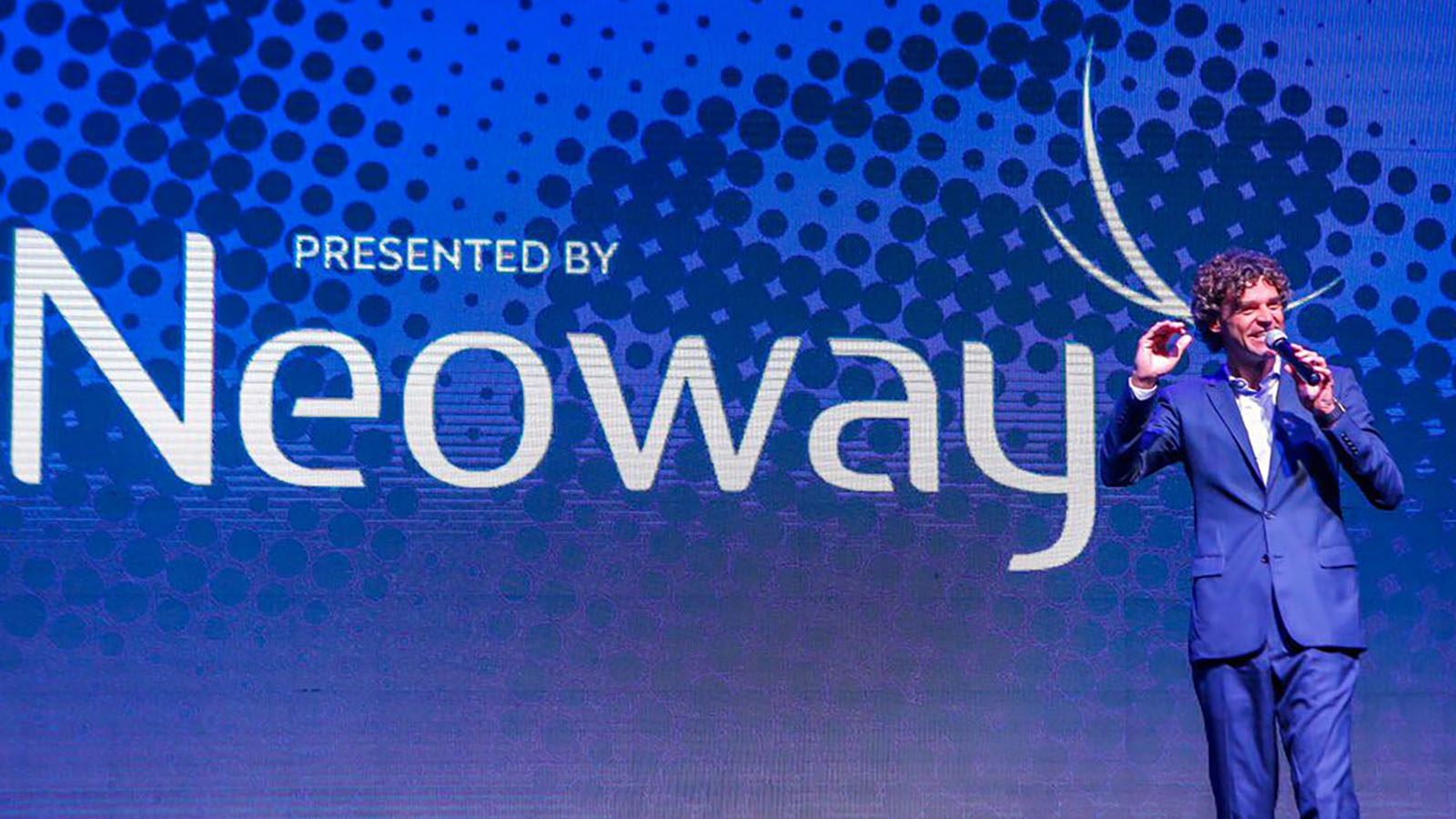 Data Driven Business - Neoway - LUSCH Agência 360º